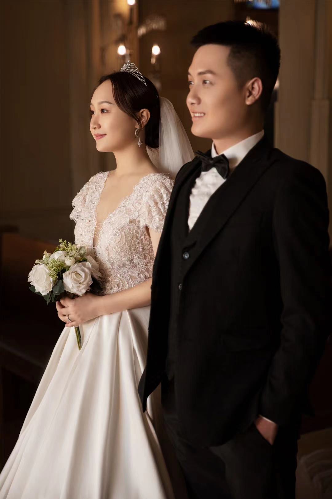胡媚婚纱.jpg
